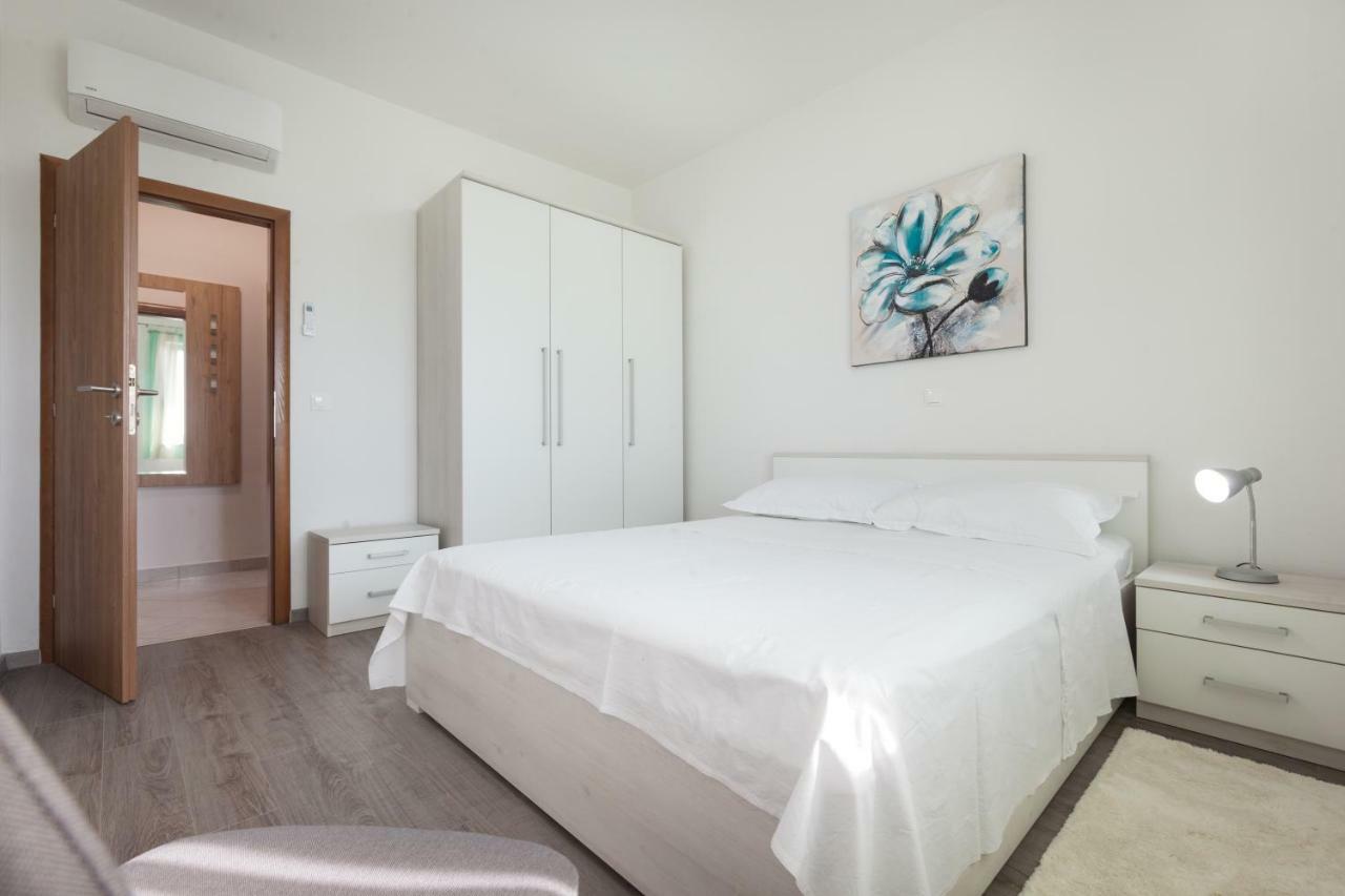 Apartments Turtle Gardens Makarska Exterior photo