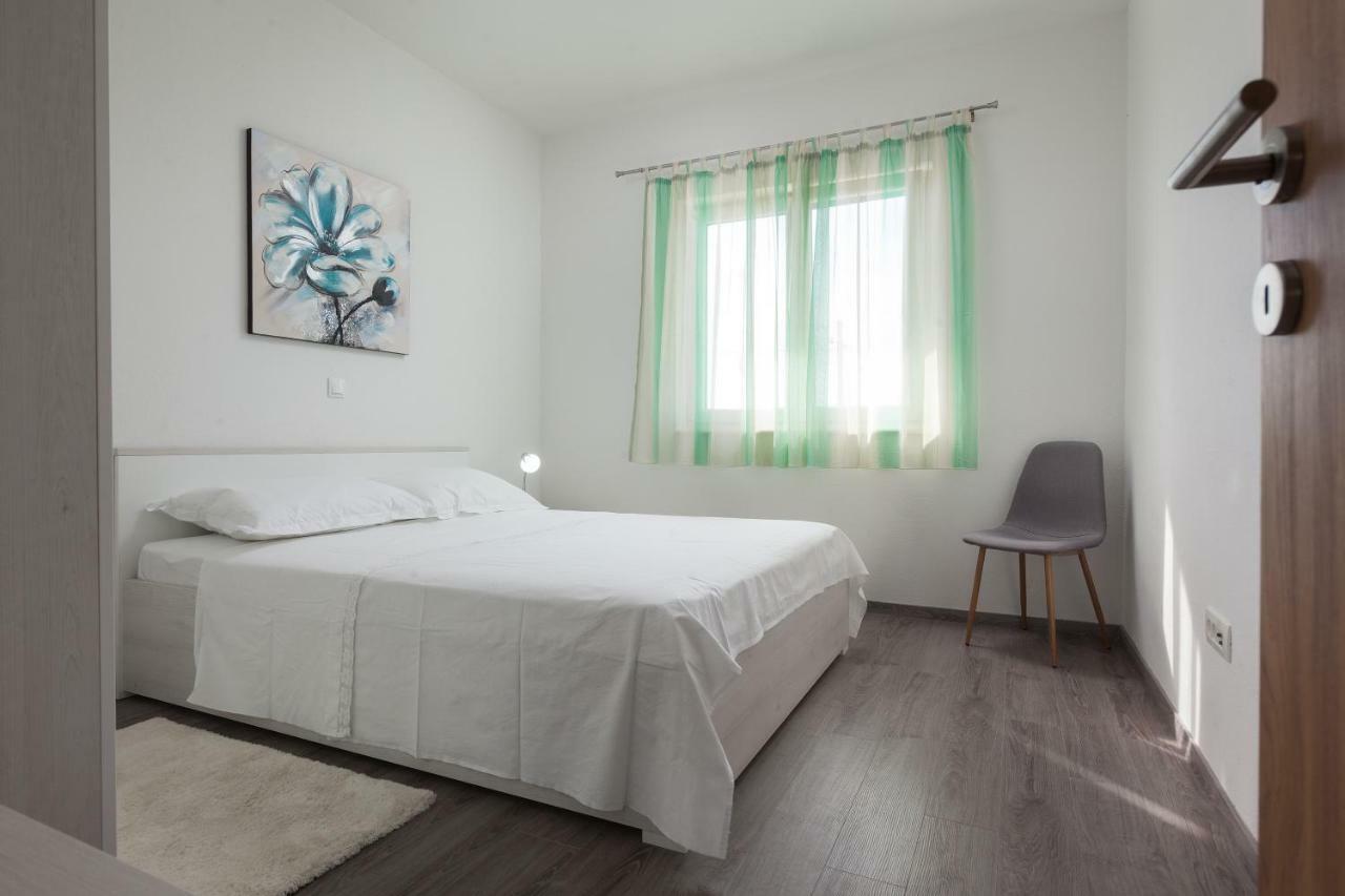 Apartments Turtle Gardens Makarska Exterior photo
